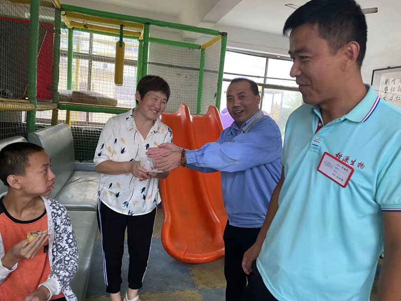 中秋將至公司領(lǐng)導(dǎo)走進(jìn)特殊教育學(xué)校及困難家庭，給他們帶去了生活用品及中秋月餅