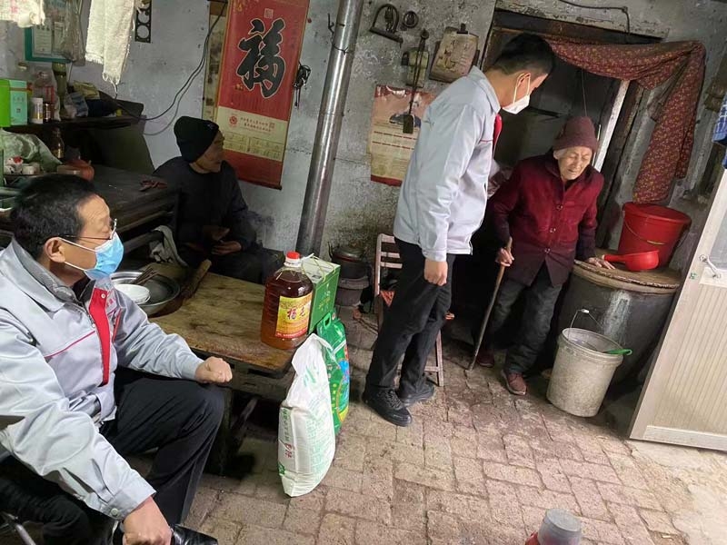 新春佳節(jié)來臨之際，甜源生物、綠田源高科公司領(lǐng)導(dǎo)走進(jìn)特殊兒童學(xué)校、困難家庭，為他們送去了過年應(yīng)節(jié)物質(zhì)。