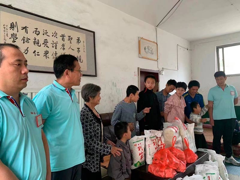 在中秋國慶來臨之際，我公司各部門領(lǐng)導(dǎo)一行走訪困難家庭及特殊兒童學(xué)校，送溫暖。