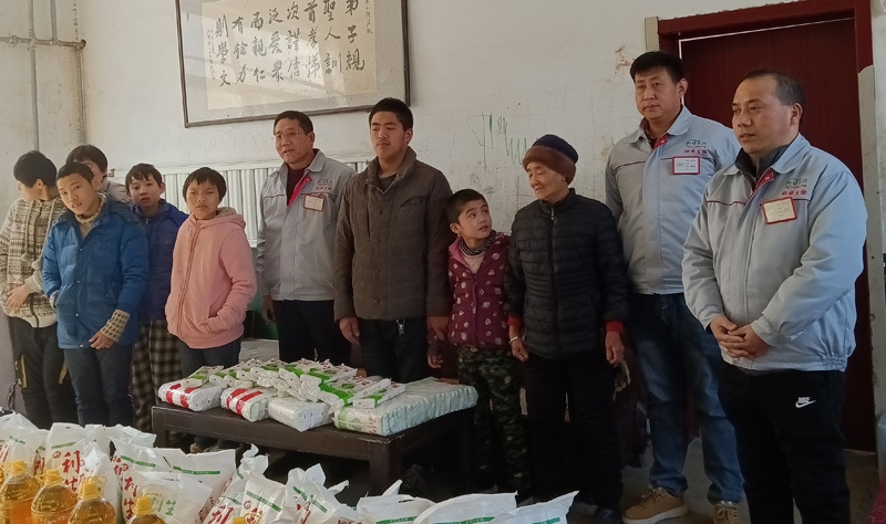 春節(jié)臨近公司領(lǐng)導(dǎo)前往特殊兒童教育學(xué)校探望在這里生活學(xué)習(xí)的孩子們，為他們帶去了米面油等生活必需品。
